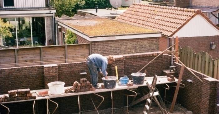Metselwerk aan een tuinmuur in uitvoering